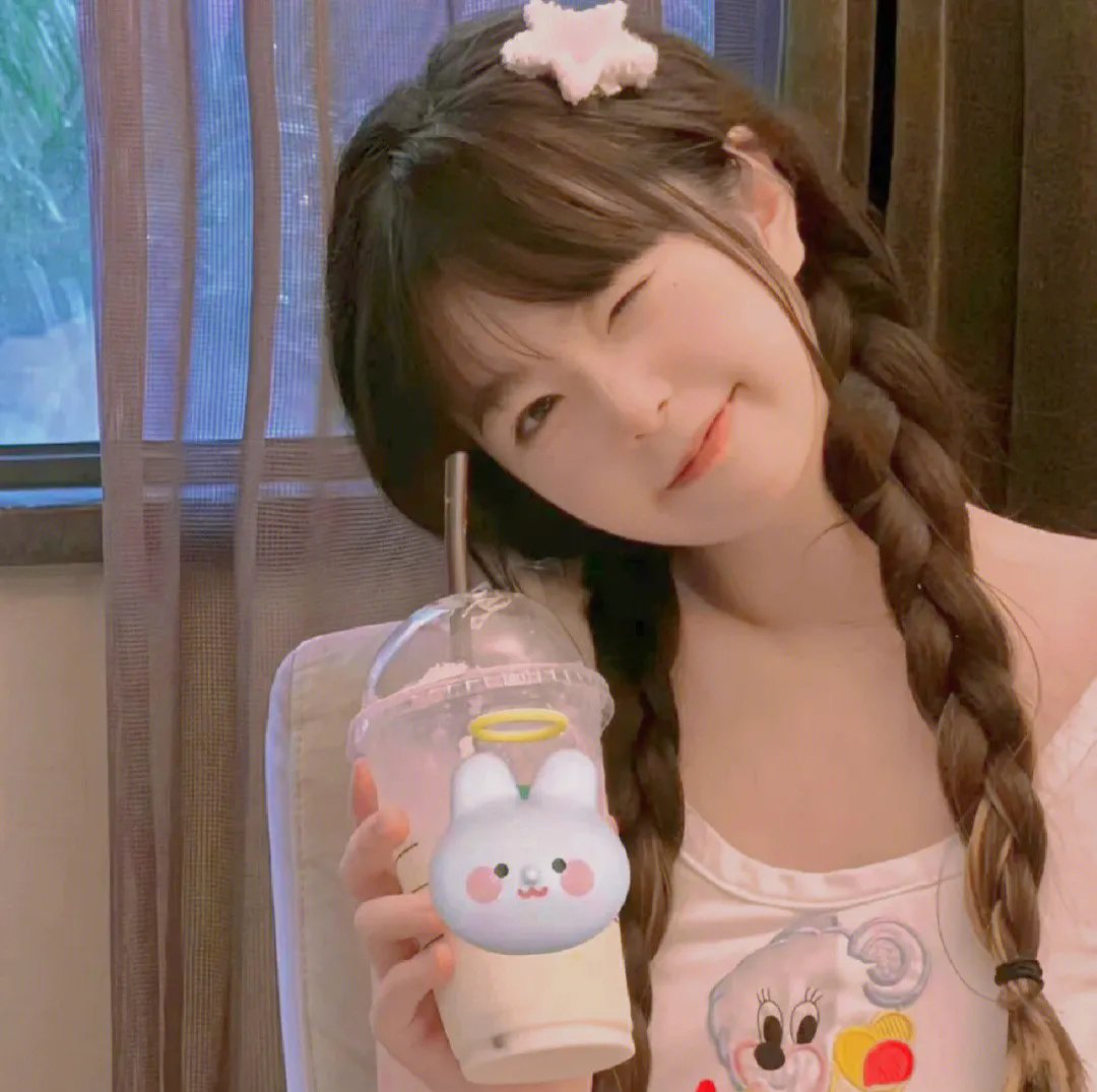 背后的她,眼前的我